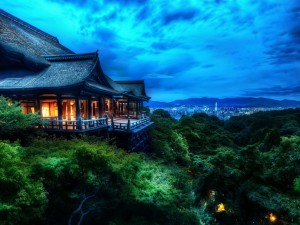 Templo en Kioto en la noche