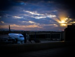 Avión en el aeropuerto de Valencia al amanecer