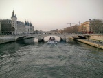 Barco por el río Sena