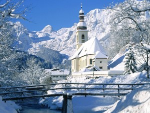 Iglesia cubierta de nieve
