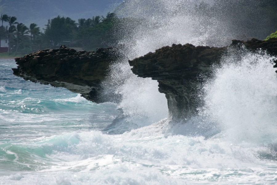 Agua de mar chocando en las rocas