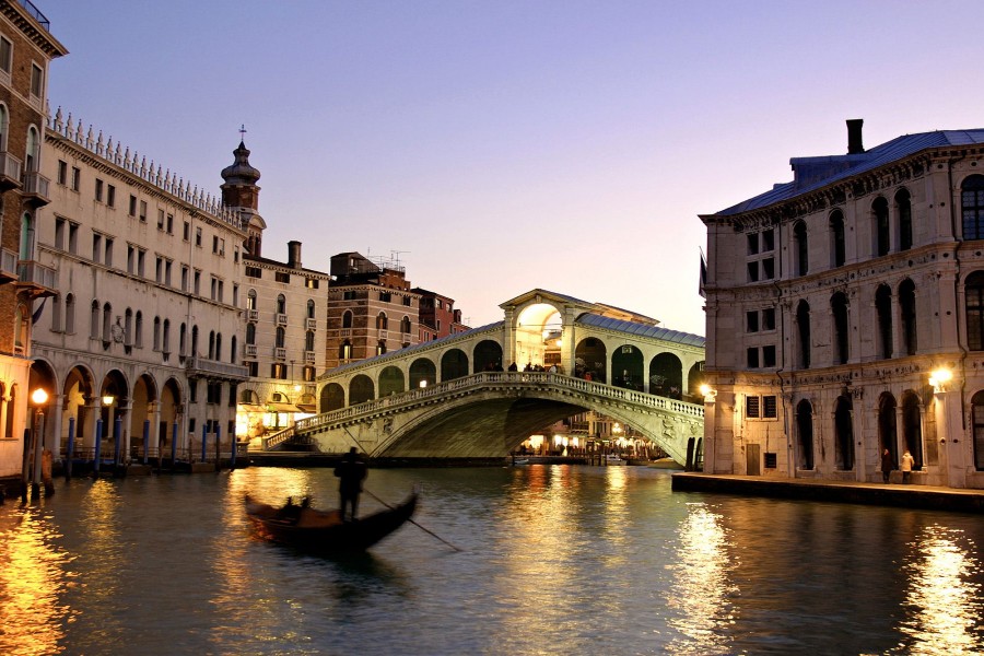 Luces en el Puente de Rialto (Venecia, Italia)