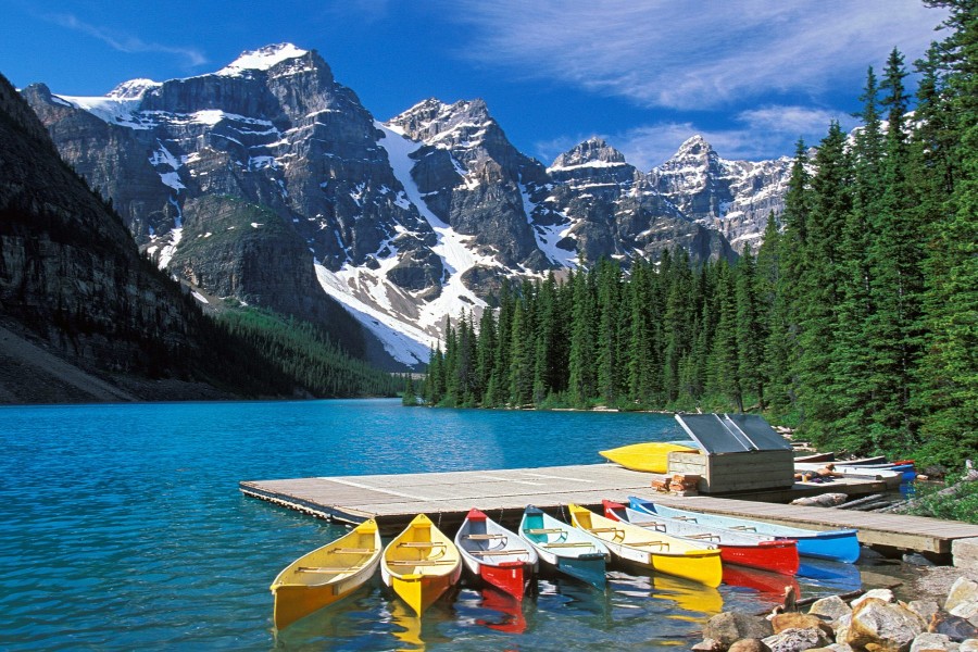 Canoas en el lago Moraine (Canadá)
