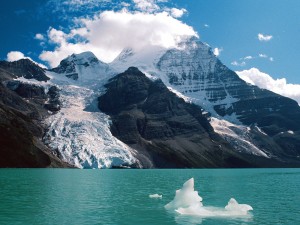 Monte Robson y el lago Berg (Montañas Rocosas canadienses)