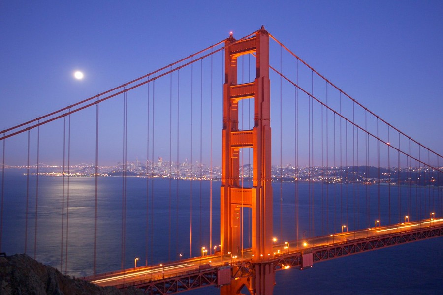 Luna sobre el puente de San Francisco