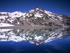 Montaña reflejada en el lago