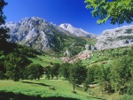 Cielo azul sobre el Parque Nacional Picos de Europa (Asturias, España)