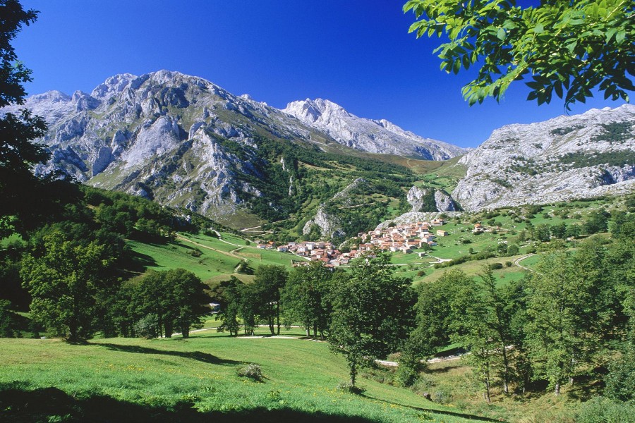 Cielo azul sobre el Parque Nacional Picos de Europa (Asturias, España)