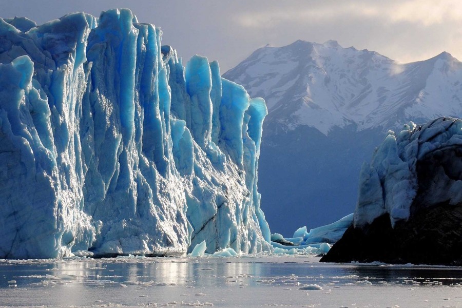 Icebergs junto a las montañas
