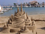 Gran castillo de arena en la orilla del mar