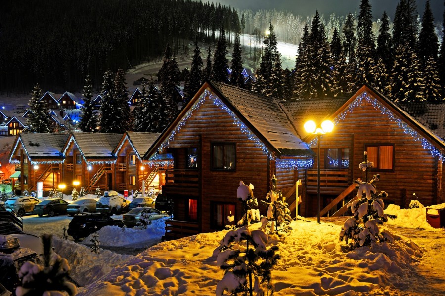 Hotel Iluminado en una noche de invierno en los Alpes suizos