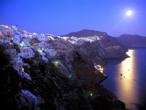 Luna brillando sobre Santorini (Grecia)