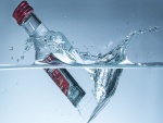Una botella de Vodka Smirnoff en el agua fresca