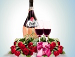 Romántico arreglo floral junto a una botella de vino Chianti y dos copas