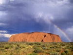 Arcoíris junto al Uluru (Parque Nacional Uluru-Kata Tjuta, Australia)