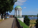 Paseando junto al río Volga en la ciudad de Yaroslavl (Rusia)