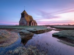 Vieja iglesia en el campo a orillas de un río