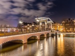 Puente Magere Brug sobre el río Amstel (Ámsterdam)