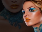Chica con un destacado maquillaje azul y naranja