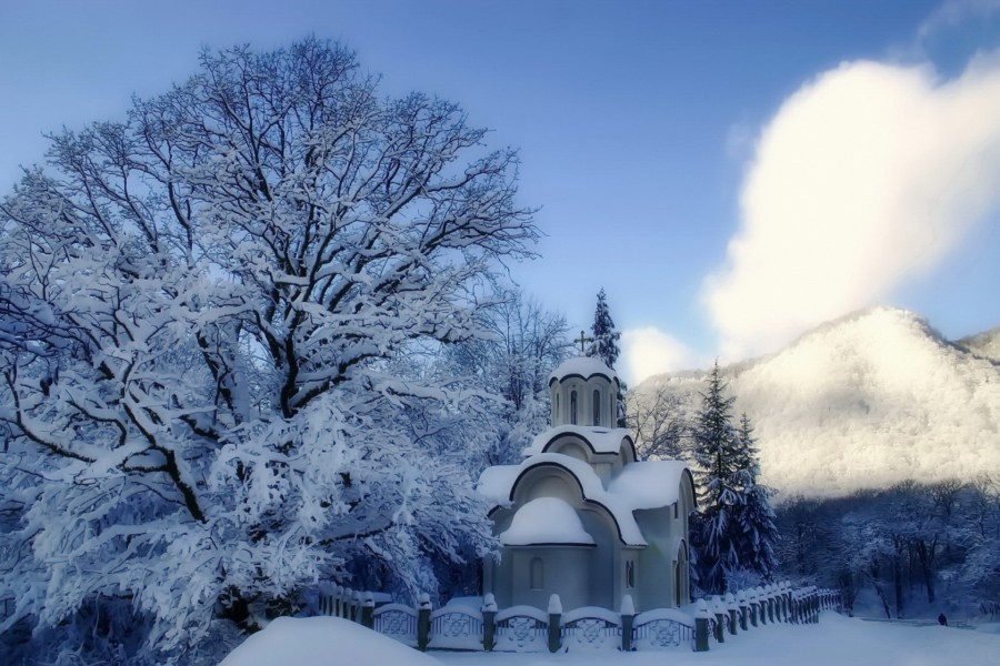 Pequeña capilla cubierta de nieve
