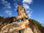 Rezando junto a un Buda (Laos)