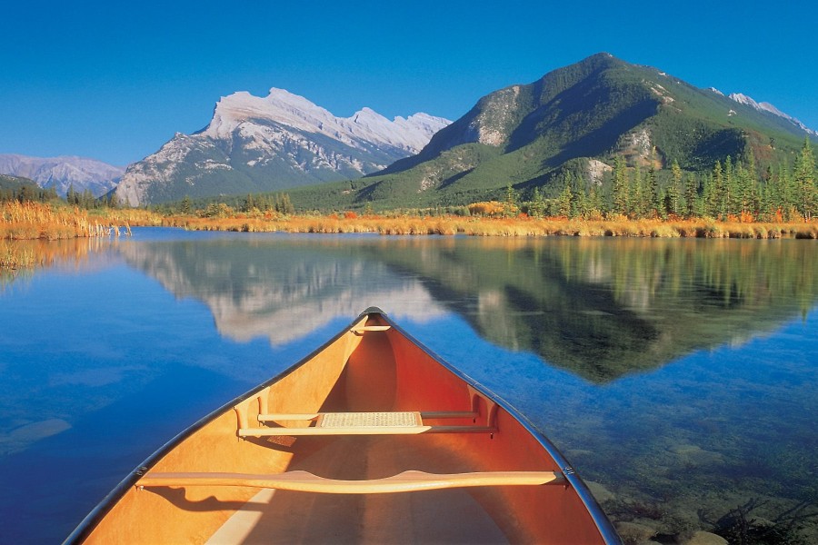 Canoa en un bonito lago