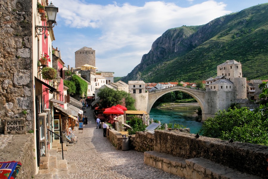 Calle empedrada junto al Puente Viejo de Mostar (Bosnia)