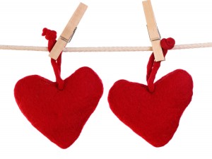 Dos corazones colgados de una cuerda