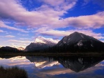 Montañas reflejadas en los lagos Vermilion (Canadá)
