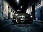 BMW M3 en un callejón