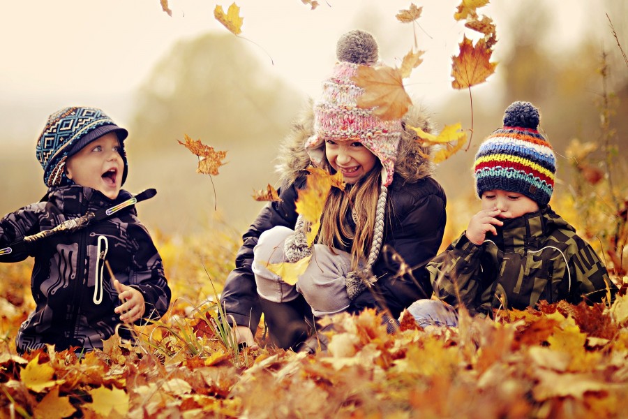 Niños divirtiéndose en otoño
