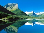Montañas reflejadas en el lago Saint Mary