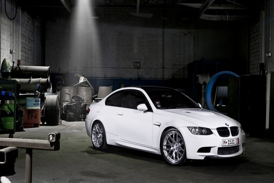 BMW blanco en un garaje