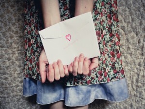 Sosteniendo una carta de amor