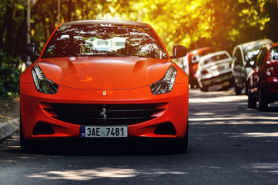 Ferrari FF naranja aparcado en una calle