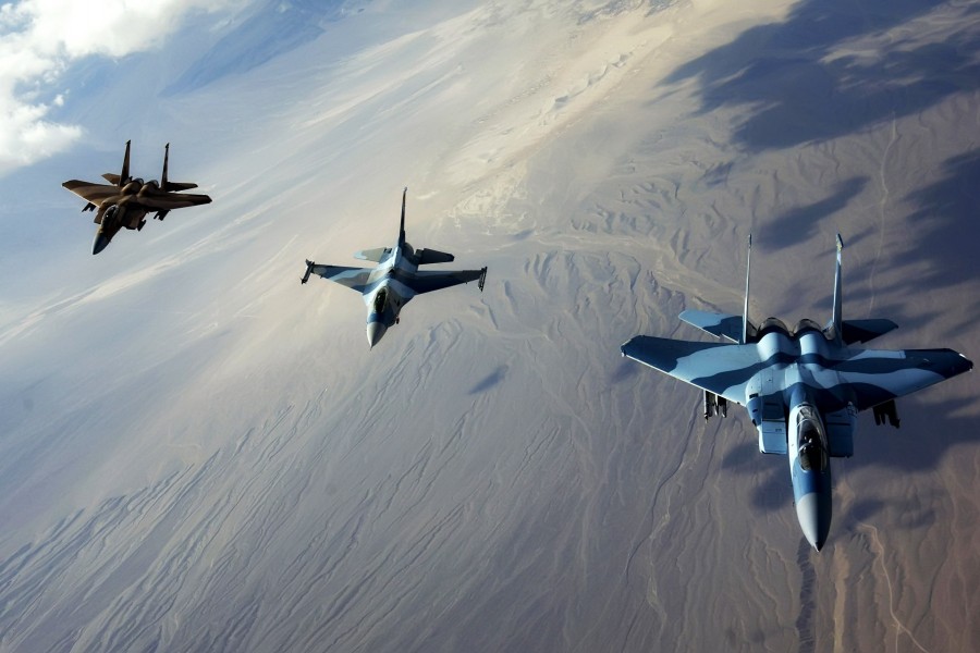 Tres aviones de combate en el aire