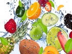 Frutas frescas en el agua