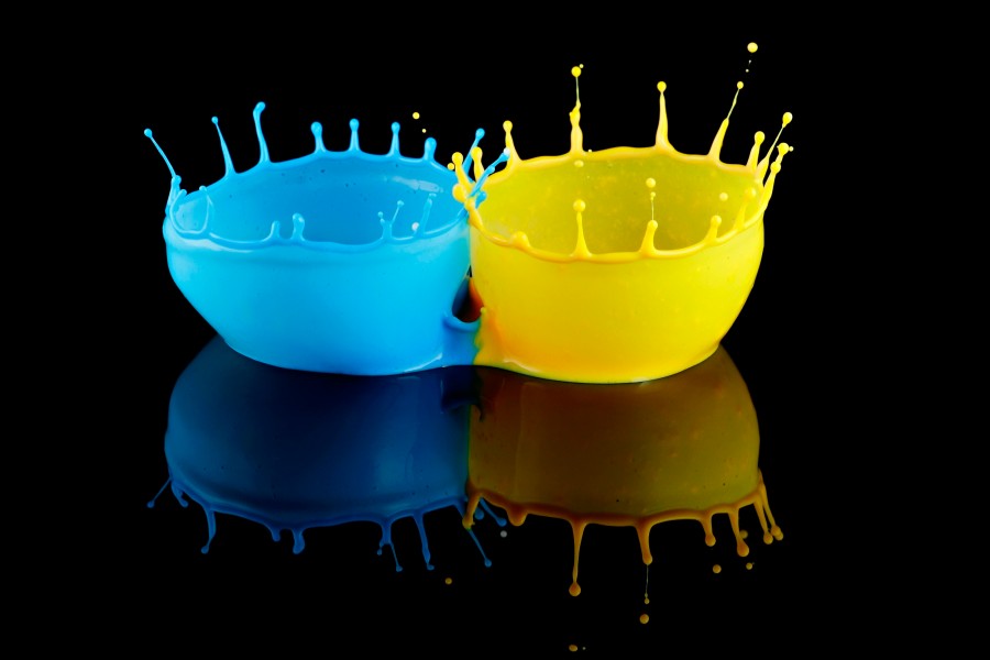 Salpicaduras de pintura color amarillo y azul