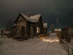Casa en una noche sombría de invierno