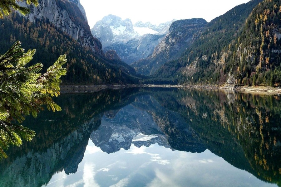Bello y tranquilo lago entre grandes montañas