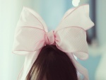 Gran lazo rosa en el cabello de una niña