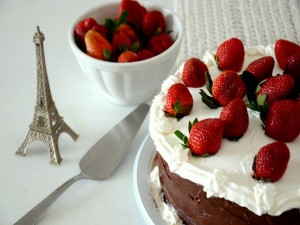 Deliciosa tarta de chocolate, nata y fresas