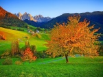 Vista de Funes en otoño (Italia)