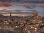 Vista de la ciudad de Toledo iluminada (España)