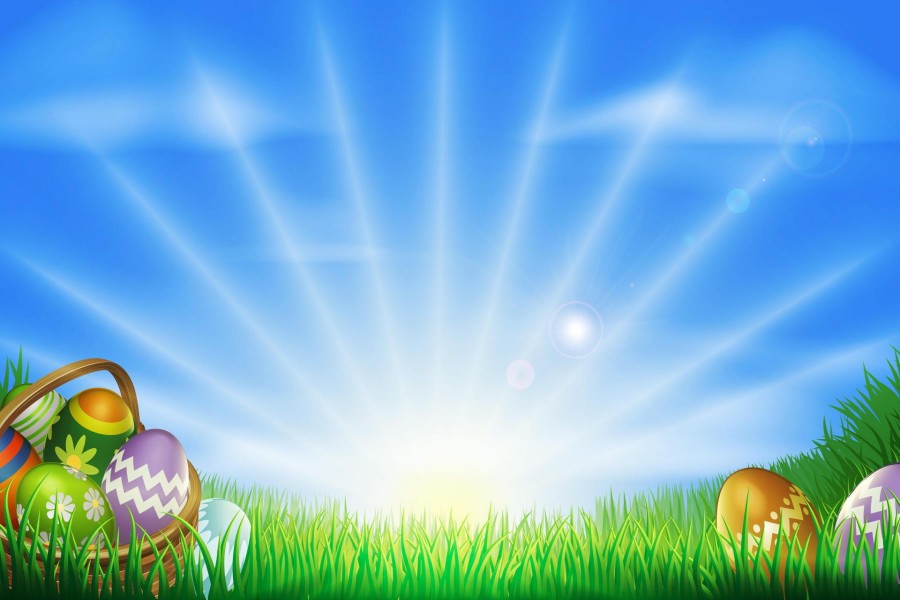 Huevos pintados para Pascua iluminados por los rayos del sol