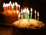 Velas de cumpleaños encendidas sobre las tartas
