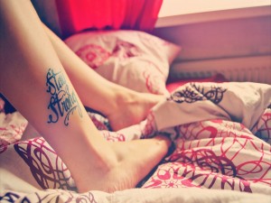 Tatuaje en la pierna de una chica: "Stay Strong" (Mantente fuerte)