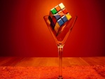 Cubo de Rubik en una copa de cristal