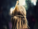 Chica con una pluma en el pelo