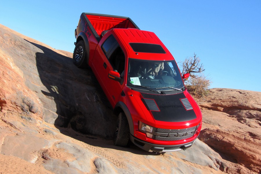 Ford F-150 SVT Raptor bajando una pendiente de piedra